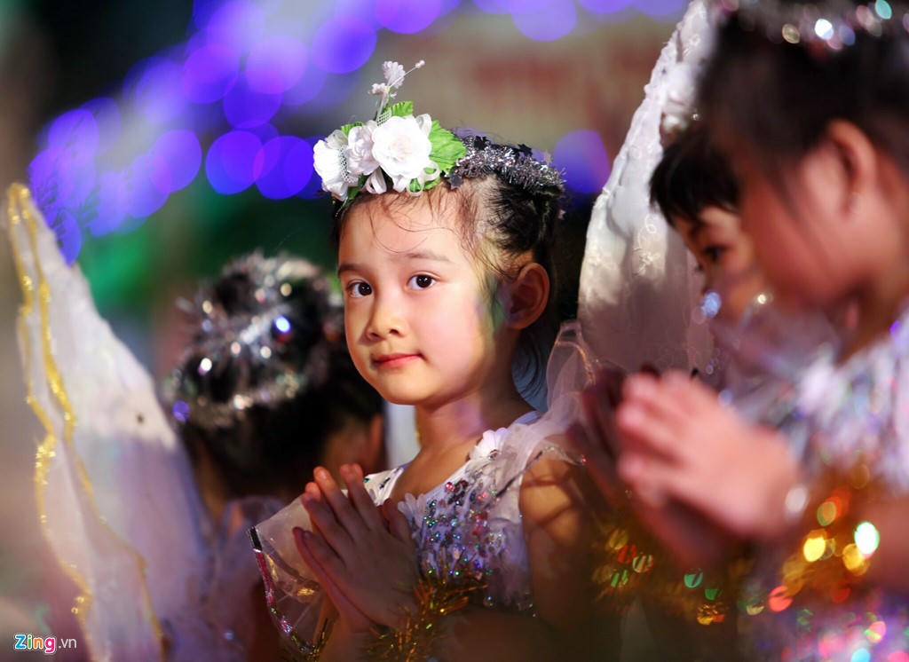 Người xe chen nhau đón Giáng sinh ở Hà Nội, Đà Nẵng, TP HCM 