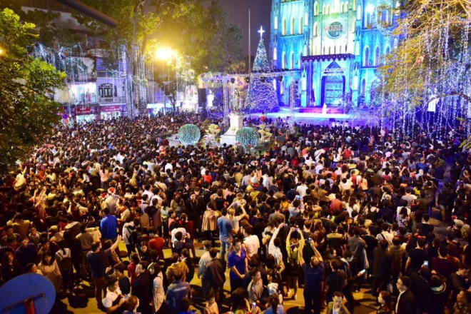 Người xe chen nhau đón Giáng sinh ở Hà Nội, Đà Nẵng, TP HCM 