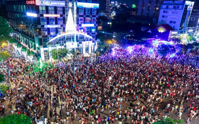 Người xe chen nhau đón Giáng sinh ở Hà Nội, Đà Nẵng, TP HCM 