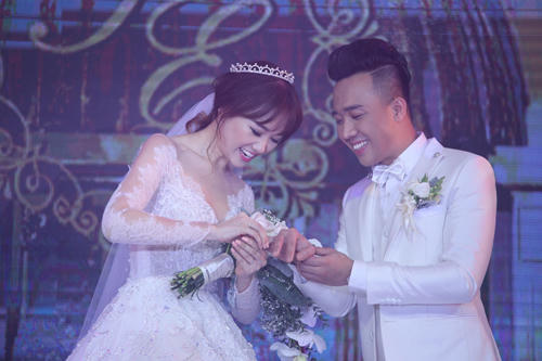 Trấn Thành khóc khi nhìn lại hành trình yêu Hari Won trong đám cưới