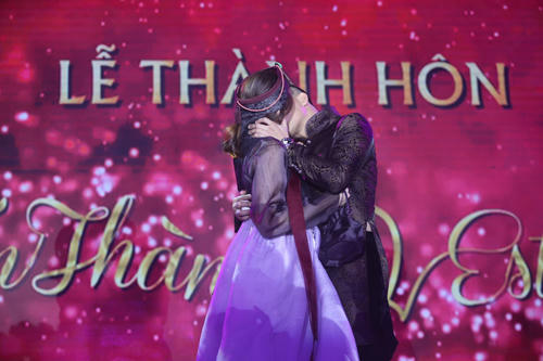 Trấn Thành khóc khi nhìn lại hành trình yêu Hari Won trong đám cưới