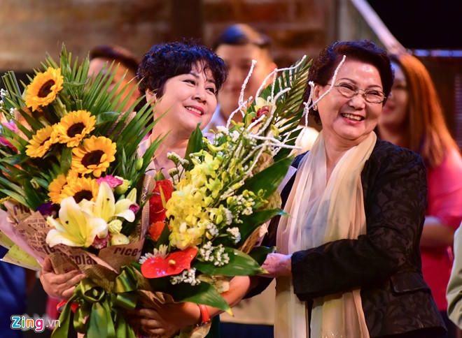 NSƯT Minh Hằng khóc nức nở trong đêm diễn trước khi về hưu