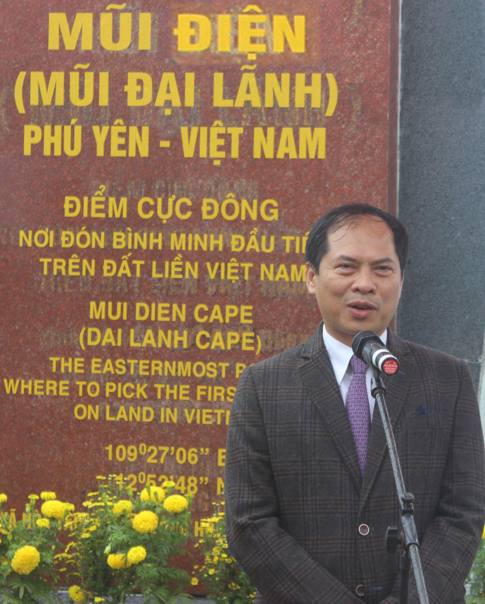 Thiêng liêng lễ chào cờ đầu năm ở cực Đông đất liền Tổ quốc