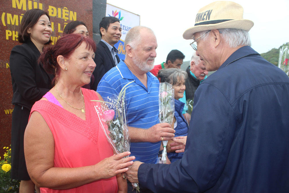 Thiêng liêng lễ chào cờ đầu năm ở cực Đông đất liền Tổ quốc