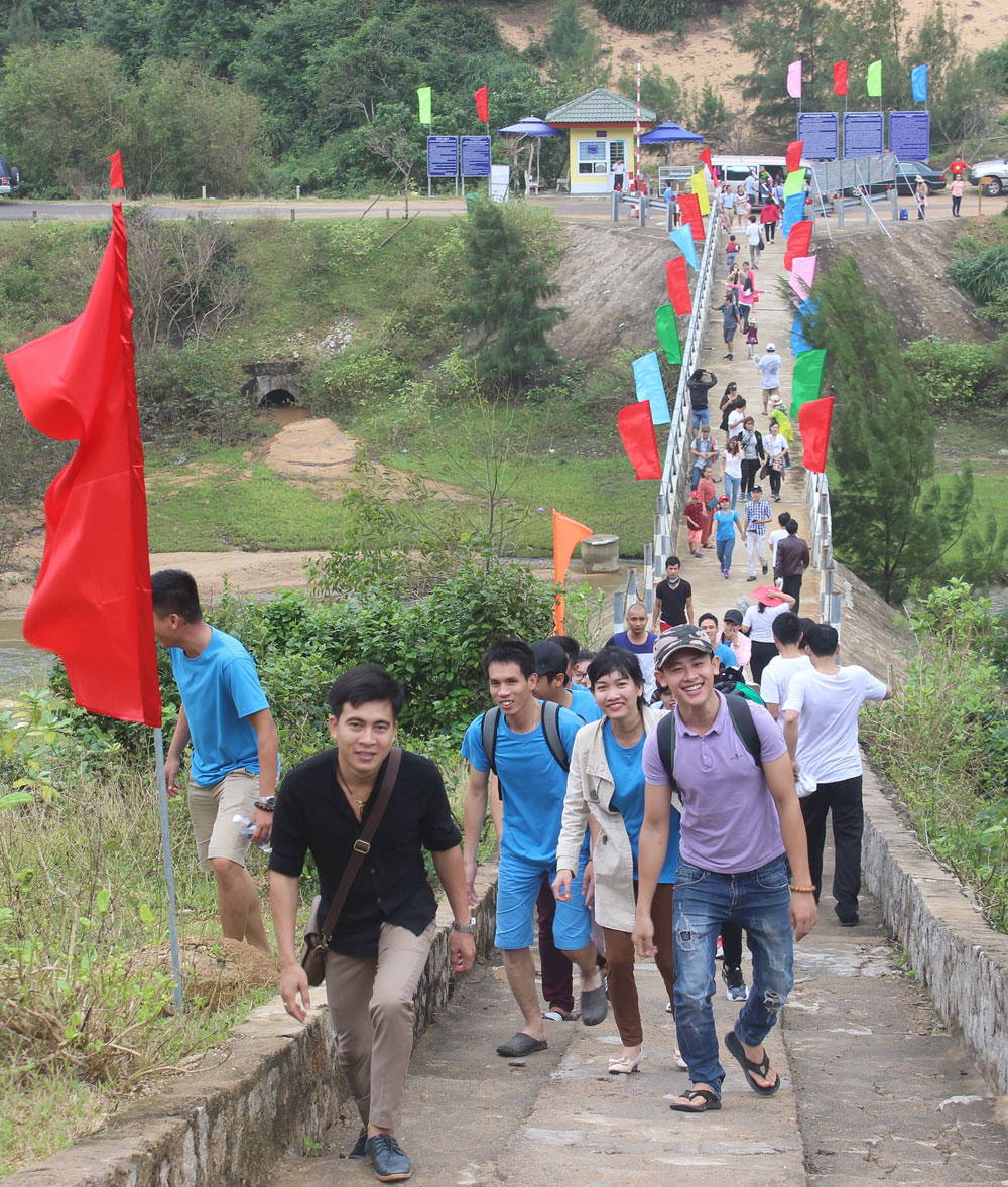 Thiêng liêng lễ chào cờ đầu năm ở cực Đông đất liền Tổ quốc
