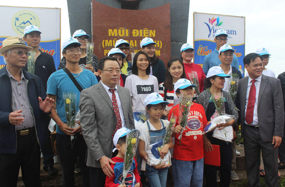 Thiêng liêng lễ chào cờ đầu năm ở cực Đông đất liền Tổ quốc