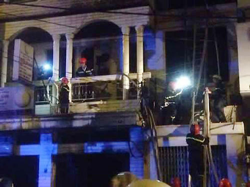 Đang đêm cháy lớn ở TP HCM, 5 người nhập viện