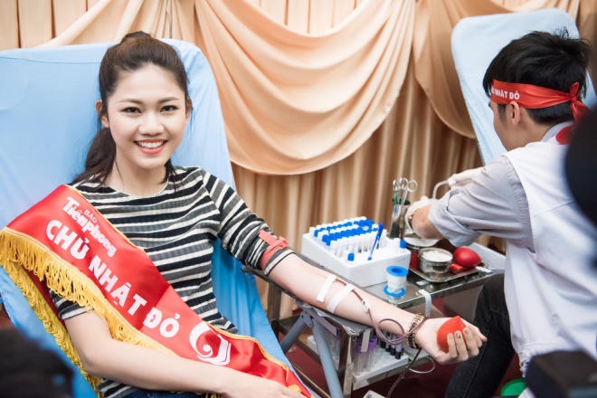 Dàn hoa hậu, á hậu đi hiến máu