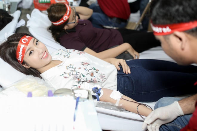 Dàn hoa hậu, á hậu đi hiến máu