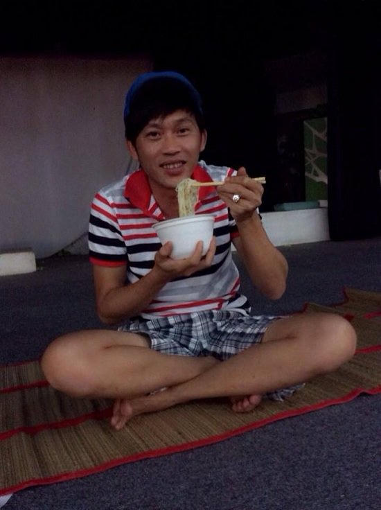 Xót xa cuộc sống sau cánh gà của Hoài Linh