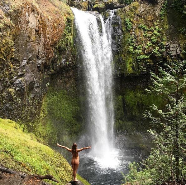 'Sốc' với ảnh khỏa thân của nữ du khách trên đường 'phượt'