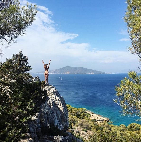 'Sốc' với ảnh khỏa thân của nữ du khách trên đường 'phượt'