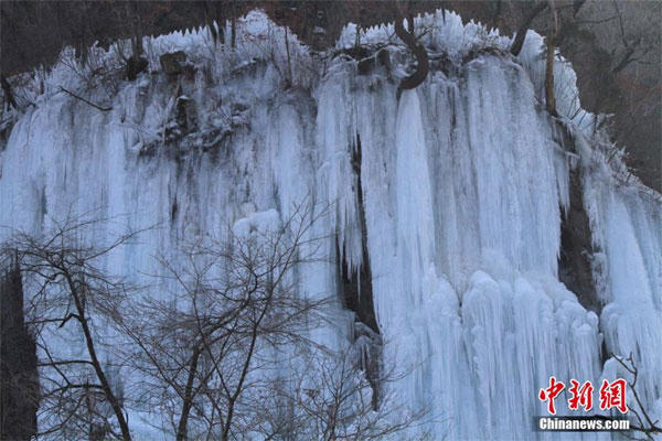 Thác nước đóng băng đẹp như trong cổ tích