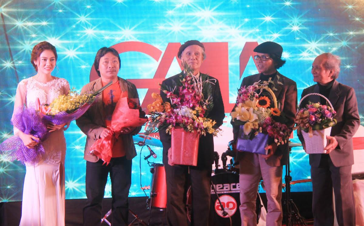 Tú Dưa cùng vợ trẻ 'xõa' tại Gala Adam Media