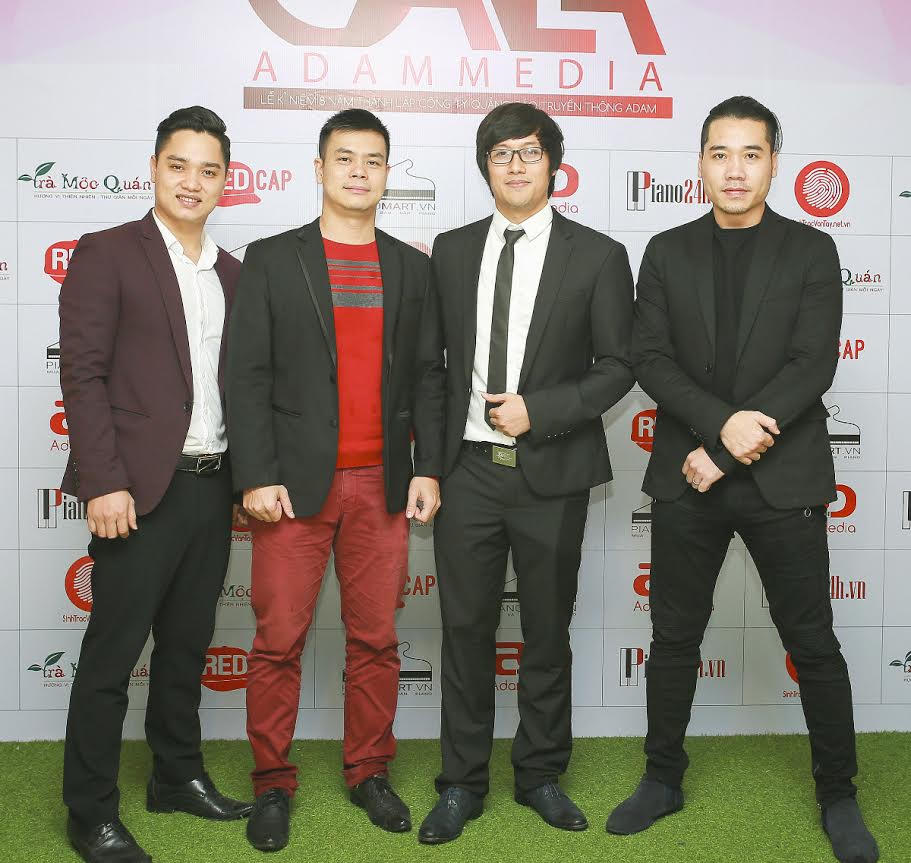 Tú Dưa cùng vợ trẻ 'xõa' tại Gala Adam Media