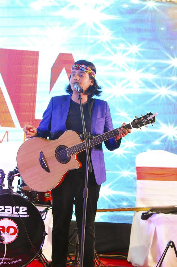 Tú Dưa cùng vợ trẻ 'xõa' tại Gala Adam Media