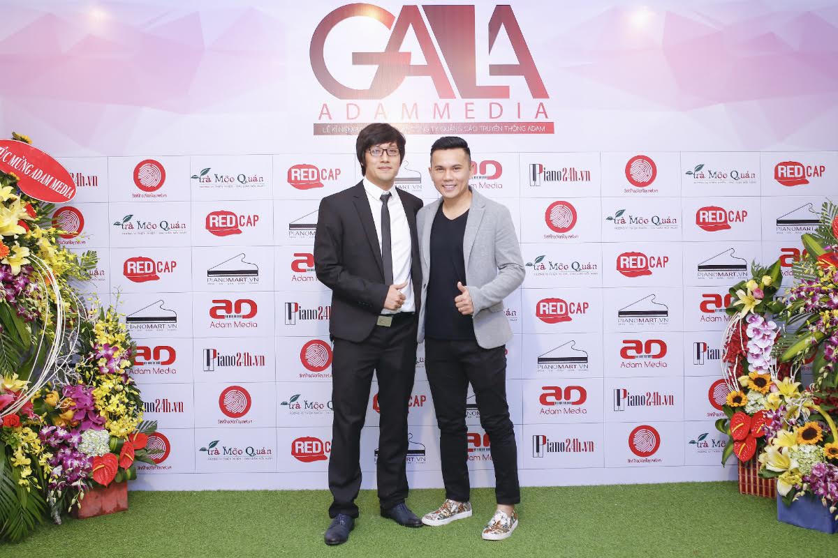 Tú Dưa cùng vợ trẻ 'xõa' tại Gala Adam Media