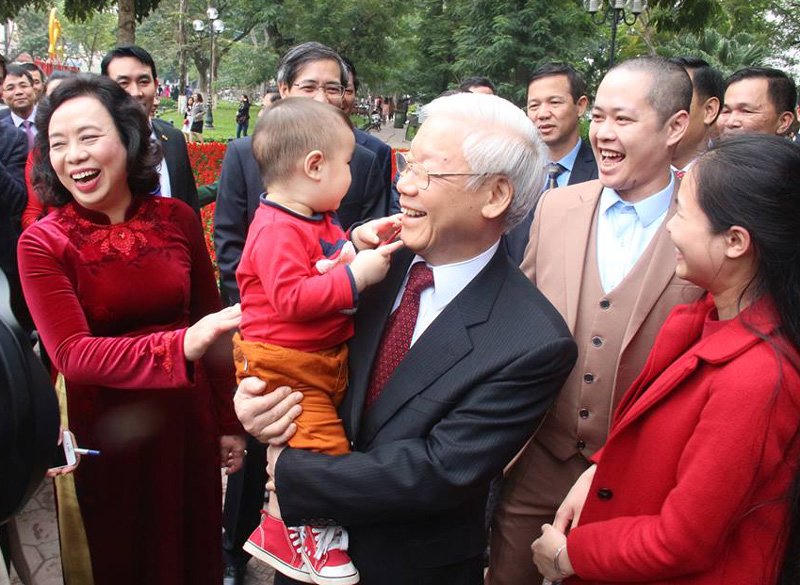Tổng Bí thư dạo bộ phố đi bộ cùng người già, lì xì trẻ nhỏ