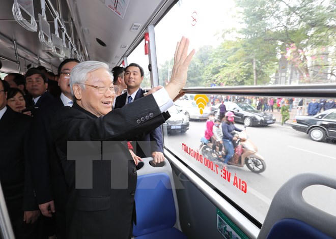 Tổng Bí thư dạo bộ phố đi bộ cùng người già, lì xì trẻ nhỏ