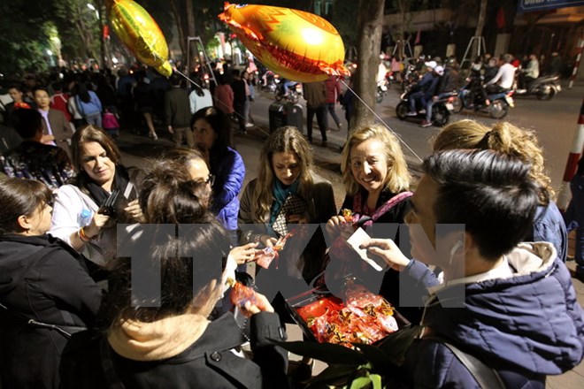 Người nước ngoài thích thú cảm nhận Tết Việt Nam