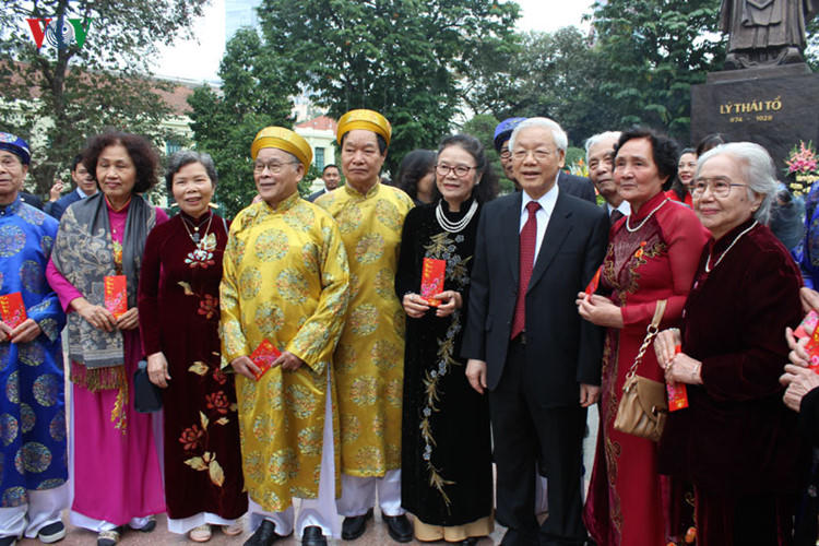 Tổng Bí thư dạo bộ phố đi bộ cùng người già, lì xì trẻ nhỏ