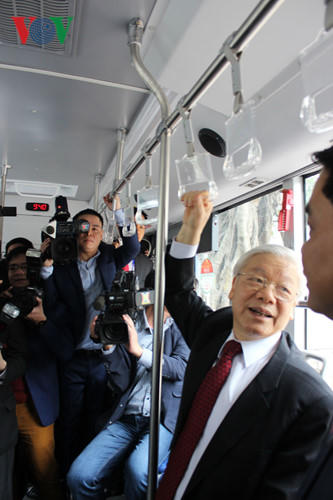 Tổng Bí thư dạo bộ phố đi bộ cùng người già, lì xì trẻ nhỏ