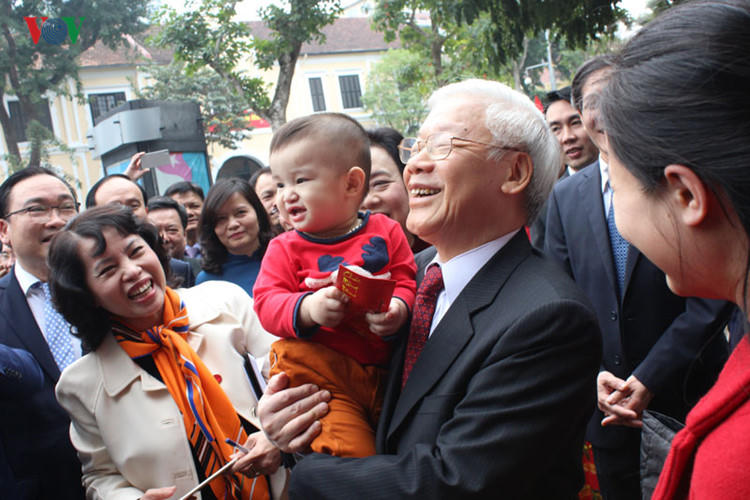 Tổng Bí thư dạo bộ phố đi bộ cùng người già, lì xì trẻ nhỏ