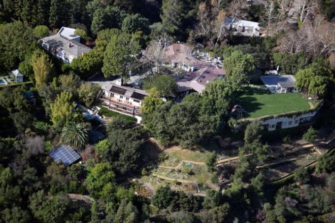 'Người Dơi' Ben Affleck được vợ cho về ở nhà... khách