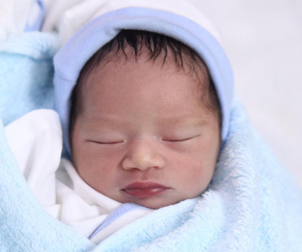 Bé gái sơ sinh đẹp như thiên thần bị mẹ bỏ lại bệnh viện