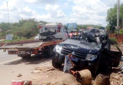 Xe công va xe đầu kéo, một công an tử vong, 4 người khác vào viện