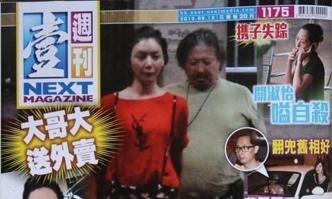 Hồng Kim Bảo thay tính đổi nết, chống gậy đưa vợ đi mua sắm