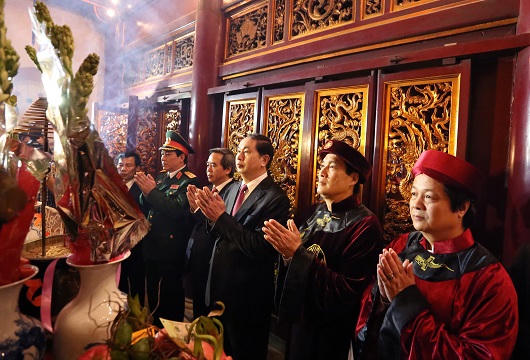 Chủ tịch nước thành kính dâng hương tưởng niệm các vua Hùng