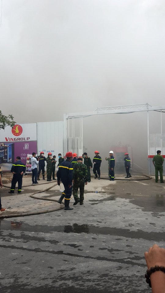 Cháy lớn gần 2 giờ trên đường Phạm Hùng