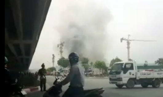 Cháy lớn gần 2 giờ trên đường Phạm Hùng