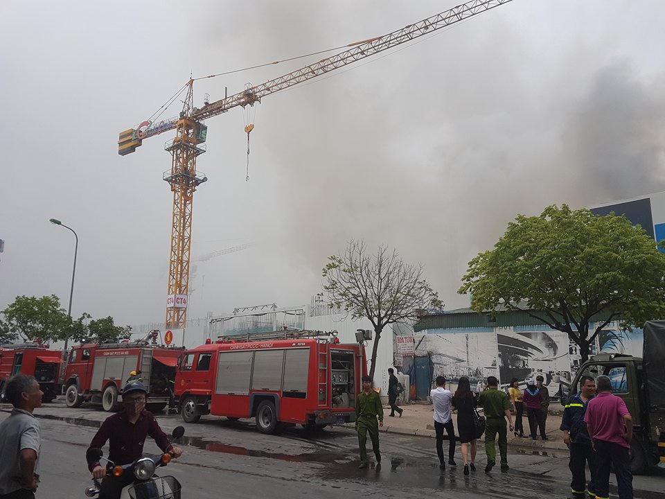 Cháy lớn gần 2 giờ trên đường Phạm Hùng