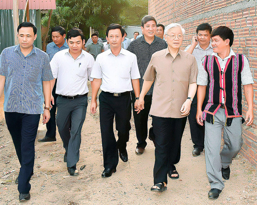 Tổng Bí thư ngồi bậc cửa, nghe tâm tư của dân làng nghèo nhất Gia Lai