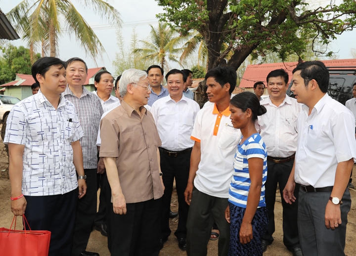 Tổng Bí thư ngồi bậc cửa, nghe tâm tư của dân làng nghèo nhất Gia Lai