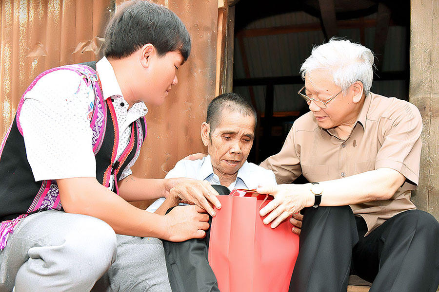 Tổng Bí thư ngồi bậc cửa, nghe tâm tư của dân làng nghèo nhất Gia Lai