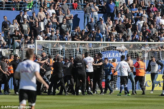 Kinh hoàng: Hàng trăm CĐV chủ nhà tràn xuống sân đánh cầu thủ Lyon