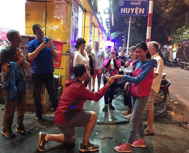 Chàng Tây quỳ gối cầu hôn bạn gái Việt giữa phố cổ Hà Nội