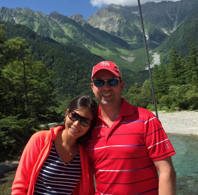 Chàng Tây quỳ gối cầu hôn bạn gái Việt giữa phố cổ Hà Nội