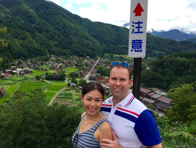 Chàng Tây quỳ gối cầu hôn bạn gái Việt giữa phố cổ Hà Nội