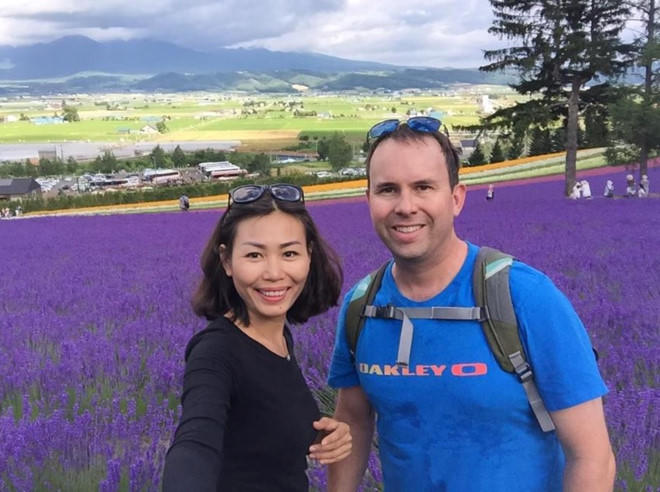 Chàng Tây quỳ gối cầu hôn bạn gái Việt giữa phố cổ Hà Nội