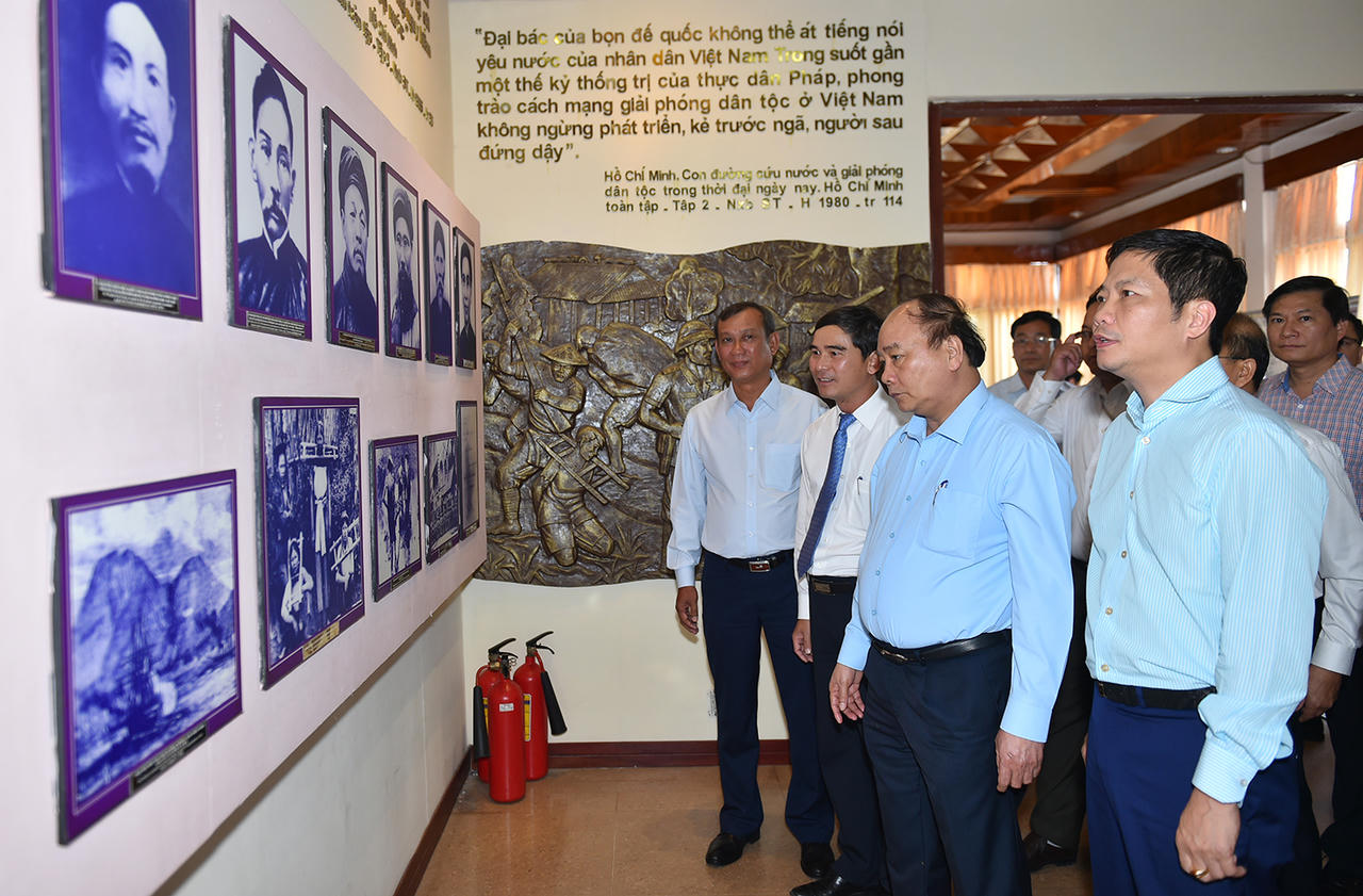 Toàn cảnh Thủ tướng thị sát vũ khí, khí tài của Lữ đoàn tên lửa