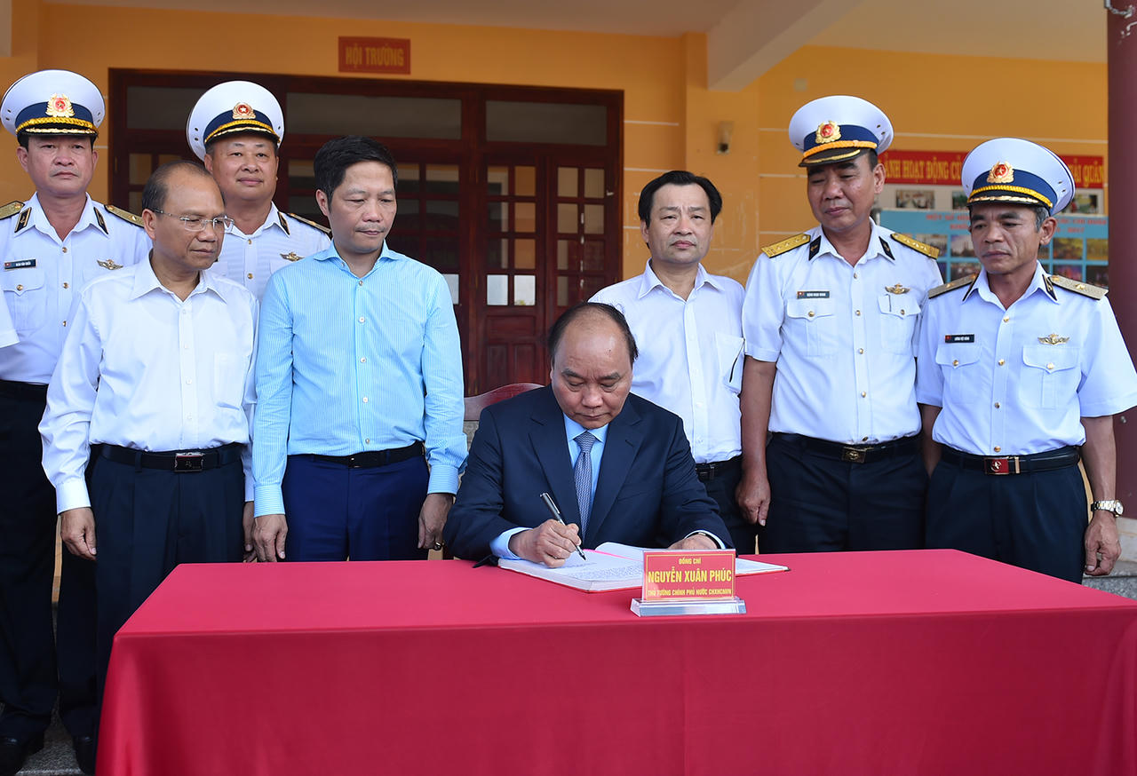 Toàn cảnh Thủ tướng thị sát vũ khí, khí tài của Lữ đoàn tên lửa