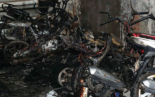 Nhiều người hoảng loạn kêu cứu giữa khói lửa trong nhà nghỉ 3 tầng 