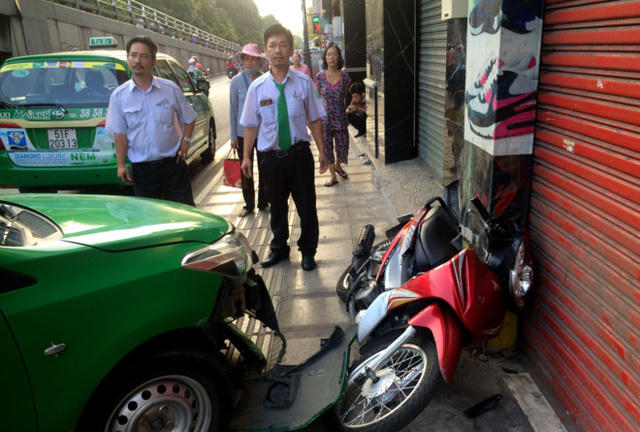 Tài xế lái taxi tông tên cướp ở TP HCM: 'Con gái gọi tôi là soái ca'