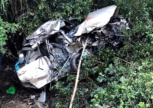 'Tranh đường' tàu hỏa, ô tô bị đâm nát, 4 người chết