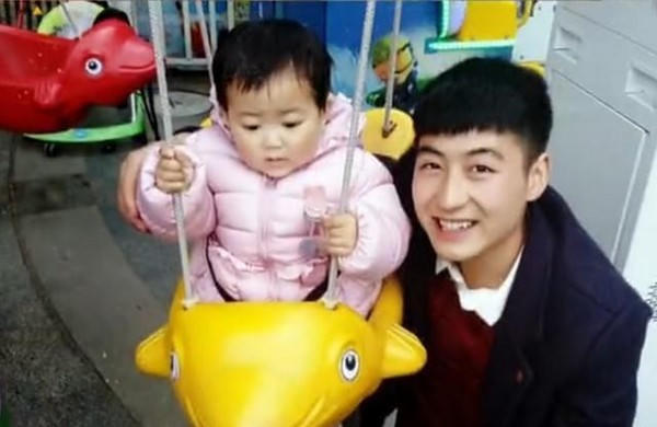 Mẫu nam 9X giả Pikachu ở ga tàu kiếm tiền chữa bệnh cho con