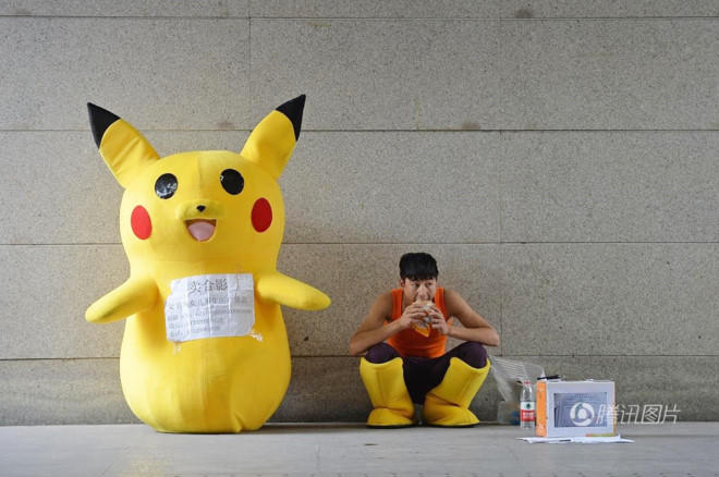 Mẫu nam 9X giả Pikachu ở ga tàu kiếm tiền chữa bệnh cho con